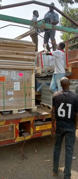 Ausladen Container 3.jpg